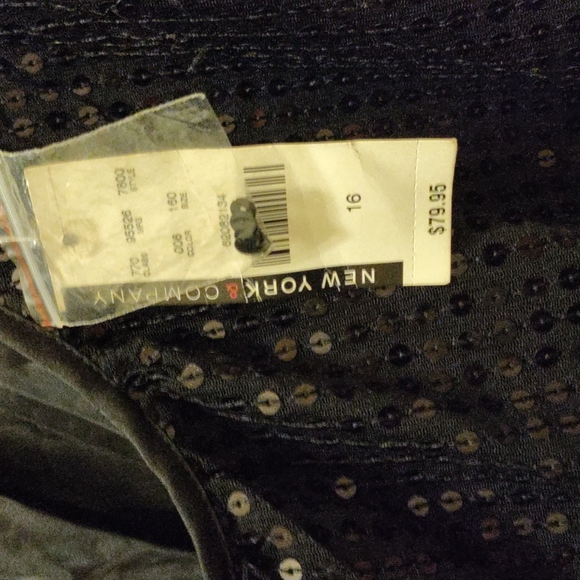 Dresses - Picture 7 of 8